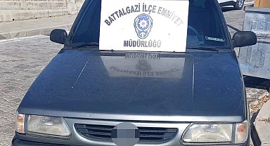 Yardım etmek istediği komşusu aracını gasp etti