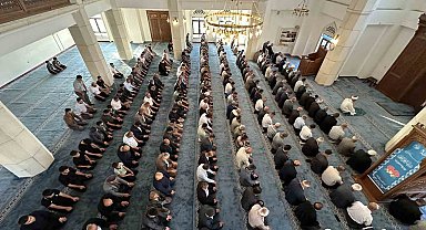 Yüksekova'da bayram namazında vatandaşlar camileri doldurdu