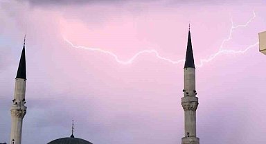 Yüksekova'da cami minareleri arkasında çakan şimşeklerden görsel şölen