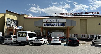 Yüksekova'da eşi tarafından bıçaklanan kadın ağır yaralandı