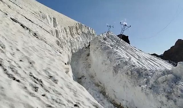 Yüksekova'da haziran ayında 8 metrelik kar tünelleri