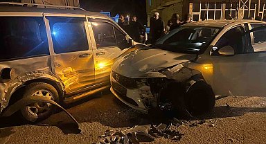 Yüksekova'da iki araç çarpıştı: 1 yaralı