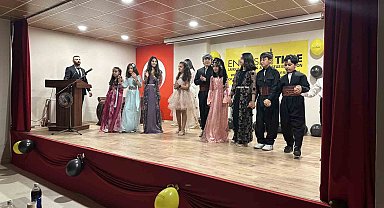Yüksekova'da öğrenciler, İngilizce oynadıkları tiyatro sonrası sertifikalarını aldı