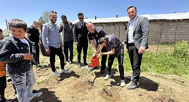 Yüksekova'da polis ve öğrenciler beraber fidan diktiler