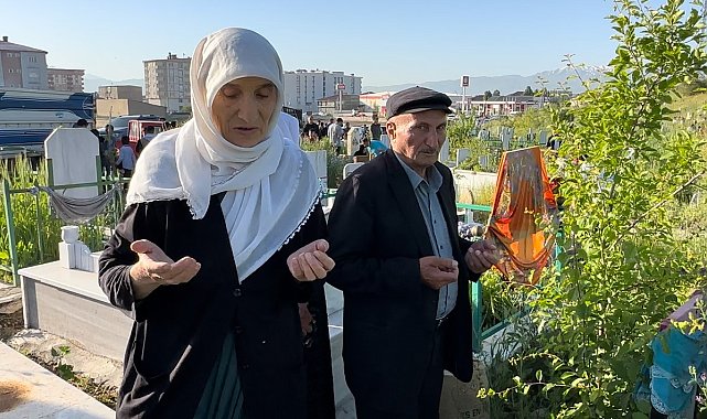 Yüksekova'da vatandaşlar bayram namazı sonrası mezarlıklara akın etti