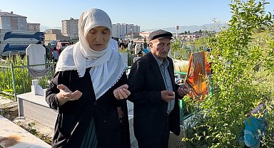 Yüksekova'da vatandaşlar bayram namazı sonrası mezarlıklara akın etti