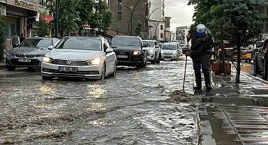Yüksekova'da yollar göle döndü