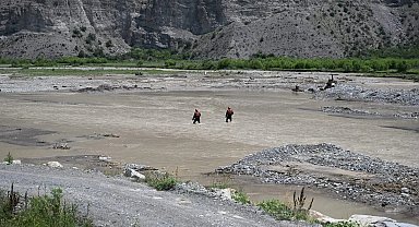 56 kişi suya kapılan çocuğu arıyor