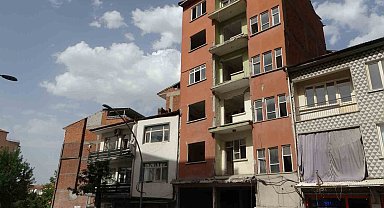 Ağır hasarlı binanın korkusu evlerinden etti
