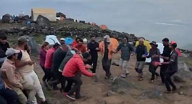 Ağrı Dağı zirvesine çıkan 3 kişiden haber alınamıyor