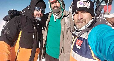 Ağrı Dağı'nda dağcılar kar ve fırtınaya rağmen zirveye ulaştı