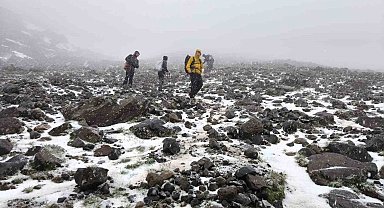 Ağrı Dağı'nda, dağcılara kar ve tipi engeli
