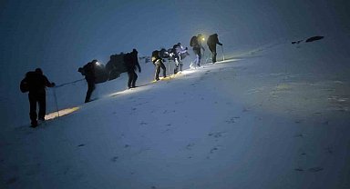 Ağrı Dağı'nda kaybolan 2 dağcının cansız bedenine ulaşıldı