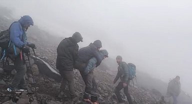 Ağrı Dağı'nda kaybolan 2 dağcıyı arama çalışmaları sürüyor