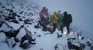 Ağrı Dağı'nda kaybolan 2 dağcıyı arama kurtarma çalışmaları devam ediyor