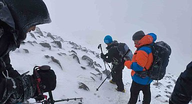 Ağrı Dağı'nda zorlu zirve tırmanışı tamamlandı