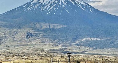 Ağrı Dağı'nın heybetli görüntüsü mest ediyor