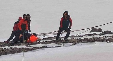 Ağrı dağında hayatını kaybeden 2 dağcının cesedi kamp alanına taşınıyor