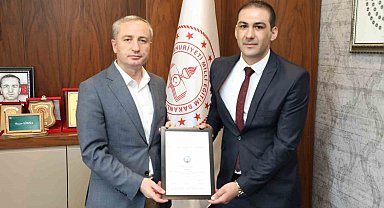 Ağrı Milli Eğitim Müdürü Kökrek, Nesim Zariç'e 'Avrupa Okul Akademisi Kurs Tamamlama Sertifikası'nı takdim etti