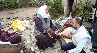Ağrı Umut Kervanı Derneği, selin en çok zarar verdiği köye yardım ulaştırdı