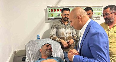 Ağrı Valisi Koç trafik kazasında yaralanan vatandaşları ziyaret etti