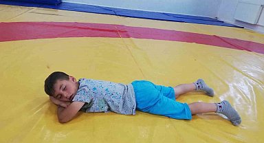 Ağrı'da küçük güreşçinin uyku molası yürekleri ısıttı