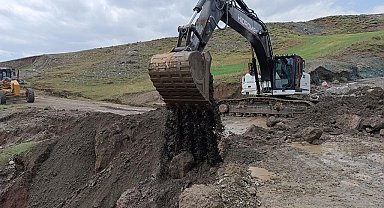 Ağrı'da sel felaketinden zarar gören grup köy yolunda onarım çalışmaları başladı