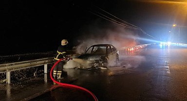 Alevlere teslim olan otomobil küle döndü