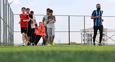 Amatör futbolcu, çocuklara kitap okuma tutkusunu futbolla aşılıyor