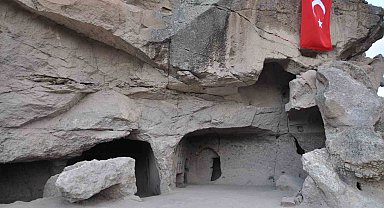 Ani Ören Yeri'nde ilk kaya mescidi gün yüzüne çıkarıldı