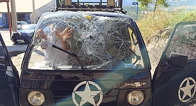 Aracına taş isabet eden vatandaş ölümden döndü