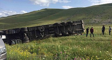 Ardahan'da tır devrildi: 1 yaralı
