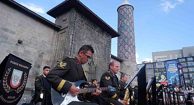 Askeri bando Erzurum'da coşturdu