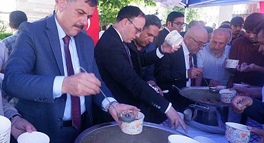 Aşure dağıtımında izdiham