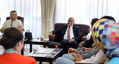 Atatürk Üniversitesinde buluşan öğrenciler, Rektör Çomaklı'yı ziyaret etti