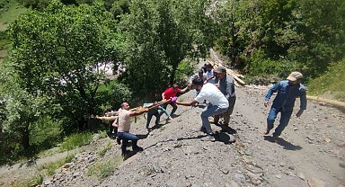 Bahçesaray'da mahalle sakinlerinin zorlu imece mesaisi