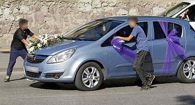 Bahşiş kapmak için düğün konvoylarının önünü kesen çocuklar tehlikeye davetiye çıkarıyor