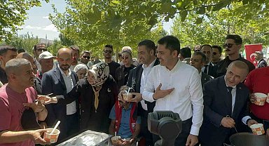 Bakan Kurum, cuma sonrası vatandaşlara aşure ikram etti