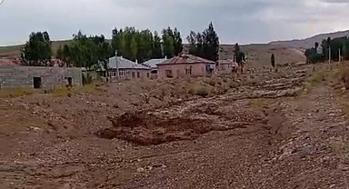 Başkale'de kuvvetli sağanak ve dolu sonrası sel meydana geldi