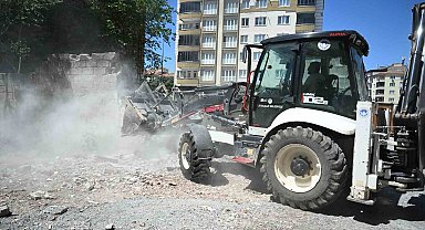 Battalgazi'de metruk yapıların yıkımı gerçekleştirildi