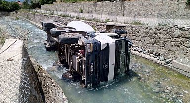 Beton mikseri su kanalına düştü