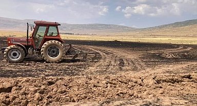 Biçerdöverle hasat sırasında çıkan yangında 4 hektar alan yandı
