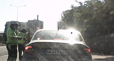 Bilim insanlarına saldırı girişimi kamerada