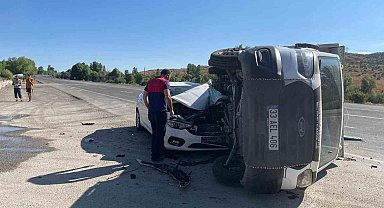 Bingöl'de otomobil ve pikap çarpıştı: 2 yaralı