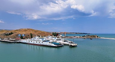 Bitlis'teki ikiz feribotlar Van Gölünde yük taşımacılığında büyük rol oynuyor
