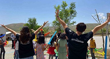 Bitlisli bin 300 çocuk tiyatro gösterileriyle doyasıya eğlendi