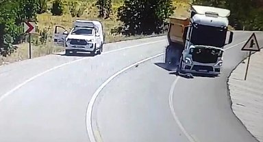 Böyle kaza görülmedi: Yolun ortasındaki yaralı serçeyi kurtarmak isterken kamyon çarptı