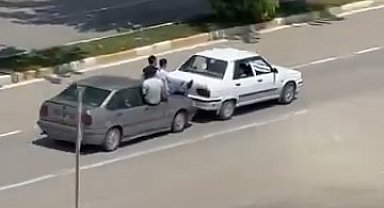 Bozulan aracı, başka bir araçla kaputun üstünden ittiler
