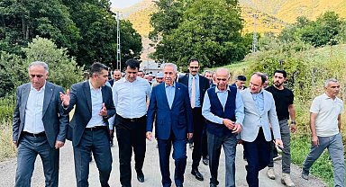 Bülent Arınç, Şemdinli'nin Nehri köyünü ziyaret etti