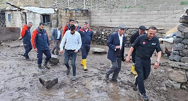 Çaldıran'da sağanak sele neden oldu